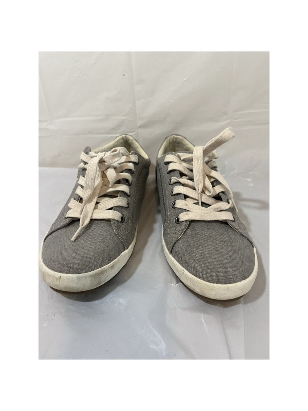Taos Star low profile sneaker size 8.5 gray